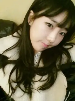 밥보다 술을 더 많이 마시고 술로 다 채워버린 쓰린속을 감싸 안은 채 너 하나밖에 모르는 네 여자이니까 높은 구두를 신고 진하게 화장을 하죠 한 눈에 나를 알아보라고 날 보고 네가 흔들리라고 더 높은 구두를 신고 또 한번 화장을 하고 다시 나를 안아줄까봐 혹시 네가 흔들릴까봐