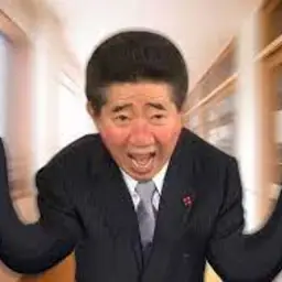 당신이 대한민국 육군을 나왔든 감비아 공군을 나왔든 루마니아 해군을 나왔든 그 어느 곳이라도 군대를 다녀왔다면 비슷한 기억 하나를 공유할 것이다. 일요일 오후 내무실의 풍경... 종교활동을 다녀온 뒤 아무렇게나 널부러져 자고 있는 병장들, 앉아서 여유롭게 티비를 보고 있는 상병들, 눈치껏 일을 하고 있는 졸병들... 창밖에서 비쳐오는 햇살의 감촉과 PX 냉동의 냄새가 은은히 풍기면 여지없이 연병장에서는 공차는 소리가 들리기 시작한다 대한민국 해병대도 크게 다르지 않다. TV 대신 몇몇 해병들이 내무실 앞에서 전우애를 나누고 있고 다른 해병들이 이를 열심히 시청하고 있다는 점을 제외하면 말이다. 당직 사관이 쓸 데 없는 몽니만 부리지 않는다면 여느 일요일이 으레 그러하듯 모두들 한껏 게으름을 피우며 새로운 월요일을 맞이하겠지. 가장 긴장이 풀어진다는 오후 3시.. 아니 3시 10분쯤 됐을까. 비상벨이 정적을 가로지르며 울렸다. "5대기 비상 5대기 비상, 현재 신원을 알 수 없는 거수자 무리가 정문을 향해 접근 중" 당직 사관의 비장한 목소리가 방송을 이어갔다. "훈련상황이 아닌 실제상황이다 5대기 병력들은 지금 바로 출동할 것, 나머지 인원들도 출동 대기할 것" 한가롭게 누워있던 나 역시 생각할 겨를도 없이 군장을 착용했다. 그리고 누가 먼저라할 것도 없이 모두들 창문에 붙어 바깥 상황을 살펴봤다. 황량한 연병장, 위병소 그리고 위병소 밖 300m 거리에서 한 무리의 군중이 위병소를 향해 접근하고 있었다. 1592년 5월 23일 임진왜란이 시작되던 그날, 부산진 앞바다를 지키던 초병들이 이런 심정이었을까. 심장에서 치솟는 아드레날린 사이로 막연한 두려움과 호기심이 모두의 몸을 멤돌았을 것이다. 무리는 점점 위병소를 향해 가까워지고 있었고 막사 내에서 누군가 소리를 질렀다. "참... 참새들이다!!" 카키색 국군 전투복 위 파란 명찰... 틀림없는 참새였다. 그런데 왜 참새들이지? 그러고보니 오늘은 8월 8일... 1966년 8월 8일 해병대의 참새비행학교 습격사건이 벌어진 지 꼭 40년이 되는 날이었다. (세간에는 해병대가 공군비행학교를 기습해 패한 것으로 알려져있지만, 사실 황근출이라는 해병 1명이 공군비행학교 전체를 부수고 몰살시킨 사건이다. 당시 해병대 전력 노출과 공군의 사기 등을 우려한 군사정부의 언론통제로 왜곡된 이야기가 지금까지 전해지고 있다.) 그날의 복수를 하겠다고 온 것이었다. 몽둥이와 쇠파이프를 하나씩 든 공군 병력의 숫자는 대략 5000명, 독립중대인 우리 부대의 인원은 고작해야 60명, 이대로 가면 모두들 맞아 죽을 것이 뻔했다. 황근출 해병님만 있었어도.. 황근출 해병님이 남극으로 혹한기 훈련을 가시지 않았더라도... 위병소에 도착한 5대기도 이미 전의를 상실하고 망연자실히 서있었다. 막사는 당혹감과 패배감, 억울함으로 침묵에 휩싸였다. 참새들은 위병소 바리케이트와 철문을 부수기 시작했다. 그때였다 어디선가 호랑이 같은 목소리가 쩌렁쩌렁 울려퍼졌다. "Be Marine!"(해병대 답게 행동해라!) 인근 사찰로 종교활동을 갔다가 3만배를 하느라 늦은 박철곤 해병님이었다. 아무도 없는 연병장 한가운데 서서 우리를 향해 소리를 질렀다. "싸워보지도 않고 항복할 셈인가? 죽더라도 해병답게 싸우다 죽어라!" 5천의 적을 등지고 우리를 향해 포효하는 모습은 마치 장판파 위에 홀로선 장비를 보는 듯했다. 순간 막사가 불타올랐다. 나가자 나가자 나가자! 싸우다 죽자! 누가 먼저라도 할 것 없이 모두가 위병소를 향해 뛰어갔다. 오와 열! 박철곤 해병님이 위병소 앞에서 호령했다 오와 열! 10열 종대로 헤쳐모인 우리 60 해병... 박철곤 해병님은 우리를 향해 짧은 연설을 했다. "적의 숫자가 너무 많다. 황근출 해병님도 없는 이상 우리가 이기긴 쉬워보이진 않는다." 나는 어금니를 꽉 깨물었다. "하지만, 저들에게 해병이 무엇인지, 해병다운 것이 어떤 것인지를 보여주고 전사하자" "소총 들어!" 참으로 성대한 광경이었다. 5천의 적을 마주한 우리 60명의 해병은 일제히 바지를 벗고 포신을 움켜쥐었다. 박철곤 해병님은 한치의 오차도 없이 구령했다. "일발 장전!" 우리는 포신을 마구 비벼 우뚝 세웠다. 참새들이 연병장 철문을 모두 부수고 넘어왔지만 이 광경을 보고 당황한 듯 멈췃다. 박철곤 해병님이 우리를 보고 보일듯말듯한 미소를 지었다. 그리곤 뒤를 돌아 참새들을 곧장 바라보았다. "사격 개시!" 우리의 올챙이크림이 참새들을 향해 쏟아졌다. 그중 누군가는 훗날 생애 첫눈을 맞는 날이 기억난다면, 마치 이런 기분이었을 것이다라고 평하기도 했다. "재장전!" 우리는 일사분란하게 옆으로 돌아 전우의 둔덕에 포신을 꽂고 재장전을 시작했다. 박철곤 해병님은 장전도 없이 계속해서 올챙이크림을 내뿜으며 우리를 엄호했다. 그 순간만큼은 우리 모두에게 아드레날린도 공포감도 절망감도 없었다. 오직 타오를듯한 도파민과 해병정신만이 우리의 육체와 정신을 지배했다. 싸워서 이기고 지면은 죽어라 헤이빠빠리빠 헤이빠빠리빠! 철컥철컥철컥 도저히 인간의 몸에서 나올 수 없는 소리가 서로의 몸에서 났다. 따흐흑 따흐흑! 부라보 부라보 해병대! .... 그날 그래서 어떻게 됐냐고? 자세한 건 쓰지 않겠다. 한가지 말해줄 수 있는 건 우리 60명 해병 모두 털끝하나 다치지 않았다는 점, 그리고 왠지 모르겠지만 인근 공군부대에서도 '전우애' 문화가 퍼지기 시작했다는 점이다. 매년 8월 8일이 되면 나의 포신은 몇번의 사정에도 온종일 가라앉지 않는다. 그날 나의 세포에 각인된 아드레날린 덕분일까. 박철곤 해병님의 포효 덕분일까. 아니면 이제 지울 수 없는 영광스런 해병대 정신의 발현인걸까. 올해도 어김없이 8월 8일이 다가오고 있다.